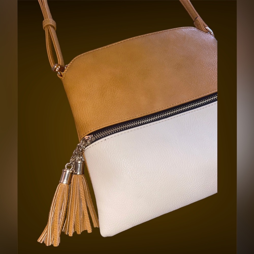 SOLD❌  Beige & Cream Faux Leather Sling Side Purse🌟 - Picture 4 of 7